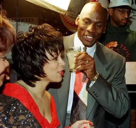 乔丹与妻子最终劳燕分飞.