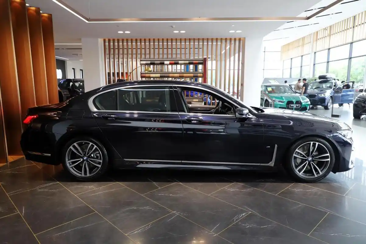 选奔驰s级还是它宝马7系到店实拍豪华气质令人折服