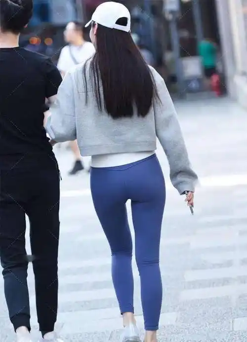 宽松的版型更显休闲时尚感,下面搭一条蓝色的健美裤,勾勒出腿部的线条