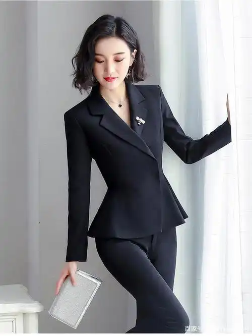 这种长度的裤子搭配高跟鞋效果非常好,有着职场女强人的感觉