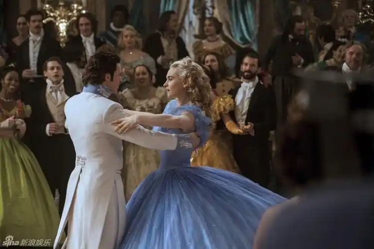 《灰姑娘》曝中文预告 重温经典童话