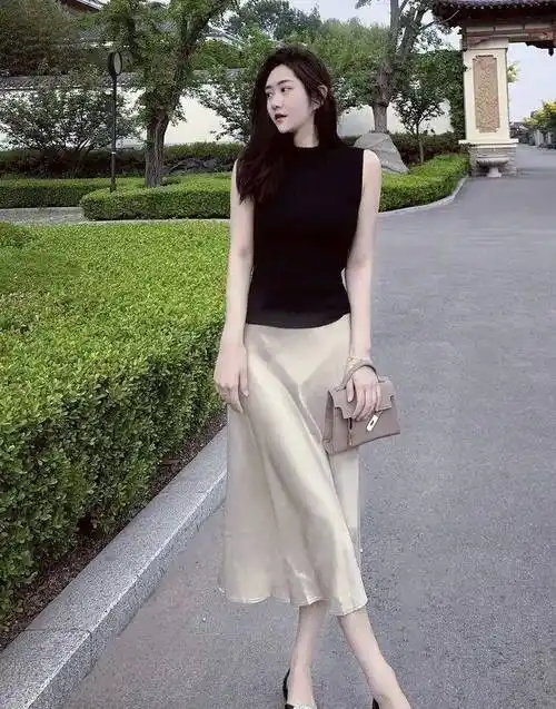 最好选择同色系的衣服,比如香槟色的裙子,然后搭配同色系的鞋子,裙子