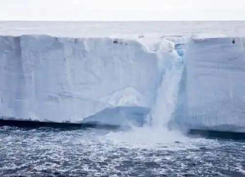 挪威冰川融化时呈现"哭泣面孔"(图)-搜狐新闻