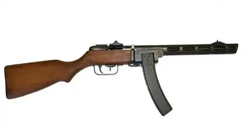 在堑壕战阶段,志愿军极为喜爱的武器,ppsh-41冲锋枪,图为带64发弹鼓的