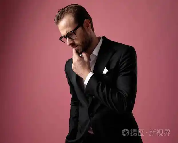 体贴优雅的男人低头思考