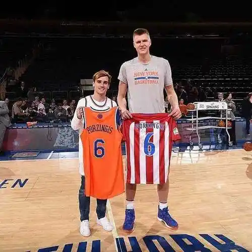 当足球运动员与篮球运动员合影,秒变最萌身高差