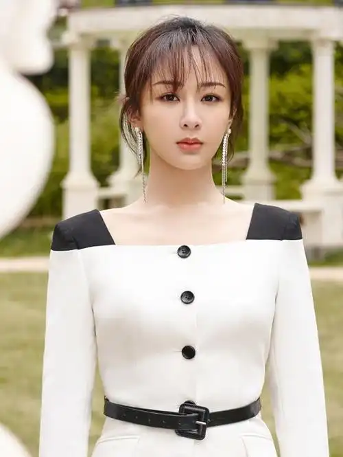 杨紫的空竹身材火了虽然看着平平无奇但比例很似芭比