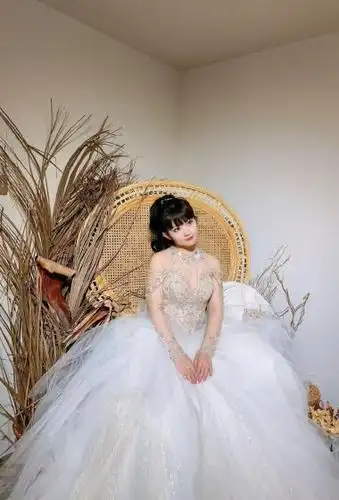 赖美云婚纱裙俏丽后台照图片35