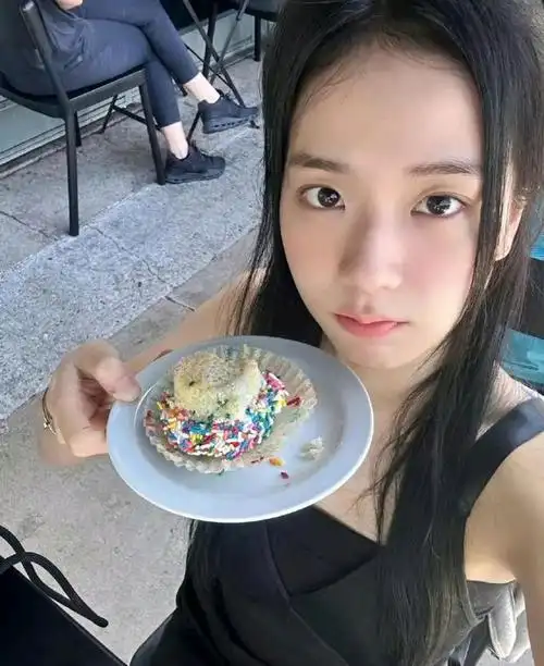 最近,blackpink的成员金智秀在ins上晒出了一组自己吃蛋糕的照片.