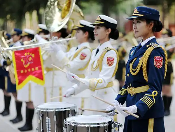 3阅兵"联合军乐团 女兵靓丽出众