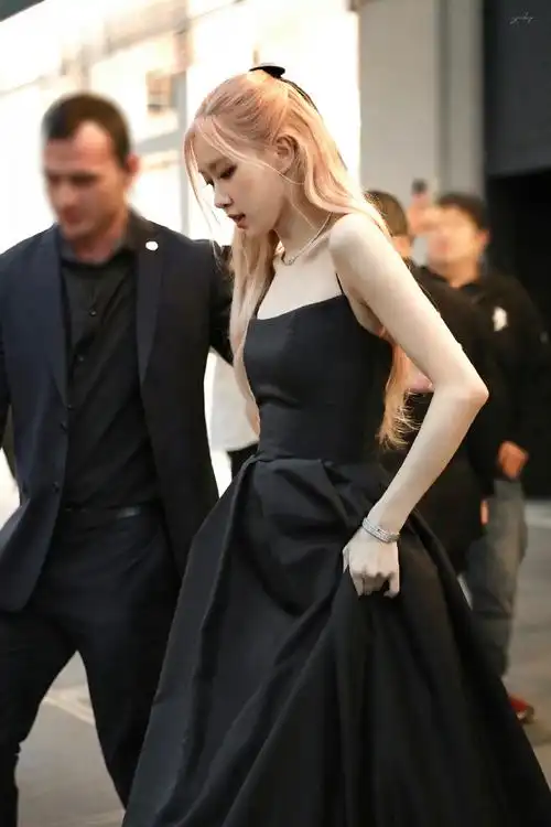 朴彩英黑色吊带裙造型