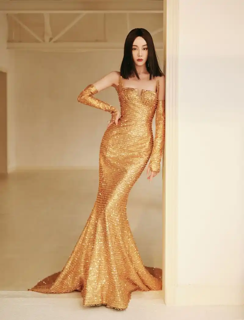 迪丽热巴的身材曲线从出道开始就完美,举手投足间尽显矜贵氛围感.