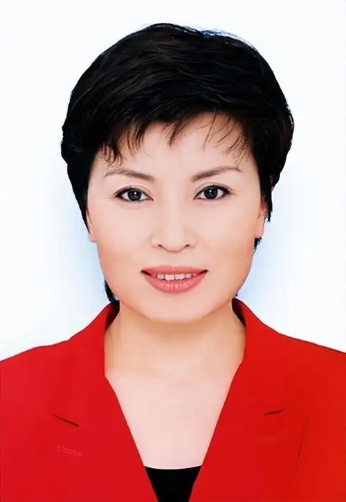 央视主播李瑞英26岁结婚工作28年零失误对儿子有愧疚也有欣慰