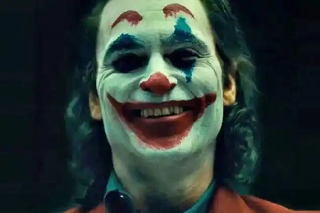 可怜 亚瑟一直以来都患有一种狂笑的精神疾病,他会经常不由自主的大笑