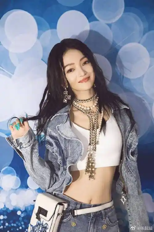 张韶涵酷飒朋克风写真大秀小蛮腰肤白貌美太性感撩人