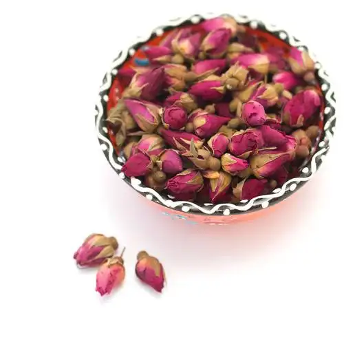 干玫瑰花蕾在白色背景上