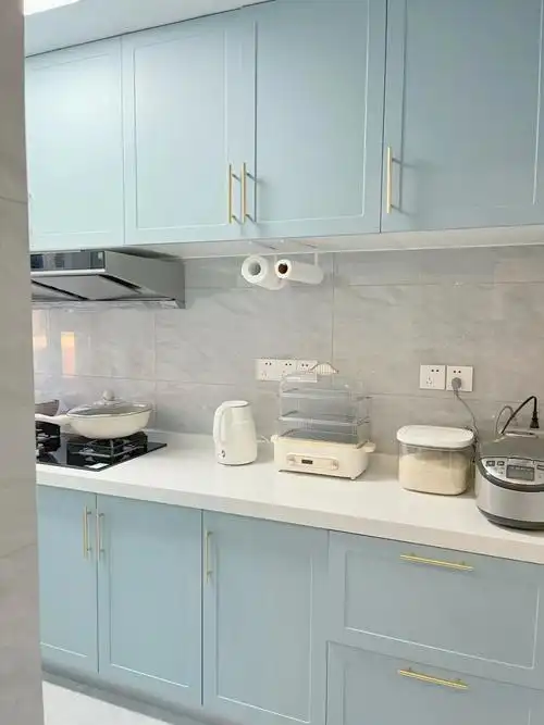 白色铝扣板30×30cm关于橱柜:柜体:白色生态板柜门:浅雾霾蓝色回字形