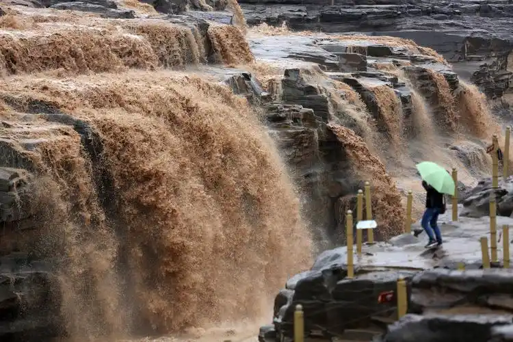 9月5日,游客在黄河壶口瀑布景区观赏瀑布.