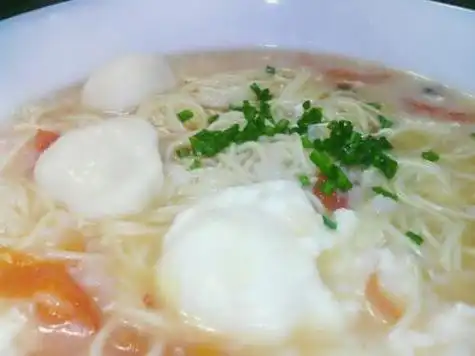 长寿面加荷包蛋的寓意长寿面加荷包蛋的寓意图片