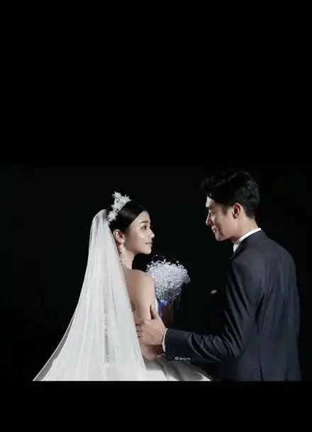 纯黑背景婚纱照,简约风格的婚纱照彰显幸福感