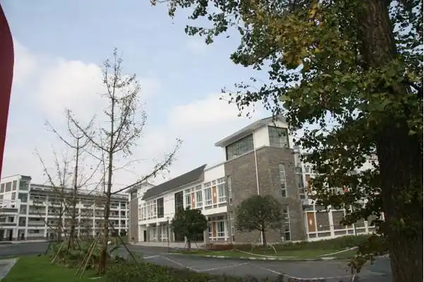 谁可以帮我照点都江堰中学 新学校的照片 越高清越好