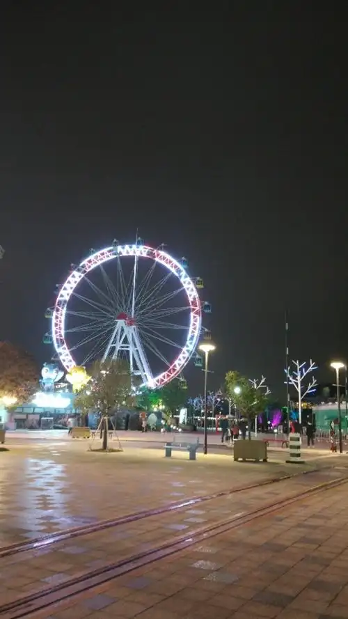 在摩天轮上可以看到叫你1912的夜景,可以看