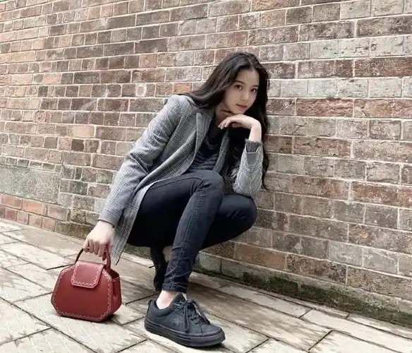 女明星pose大全!虞书欣赵露思堪称甜妹模板,是出书秒没的程度吧