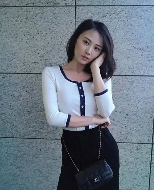 朱晨丽晒靓照身形很奇怪,疑似修图过度,网友:其实你不用p图_何广沛