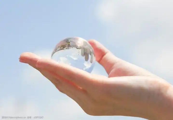 关键词:手托水晶球 手拿水晶球 水晶球 玻璃球 透