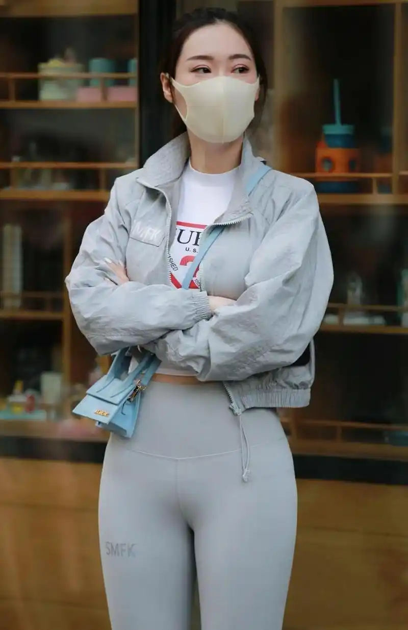 性感俏美的鲨鱼裤美女#时尚街拍