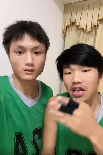 农村国宝pk天舒又炒作两队球员无底线开直播要礼物球迷剧本