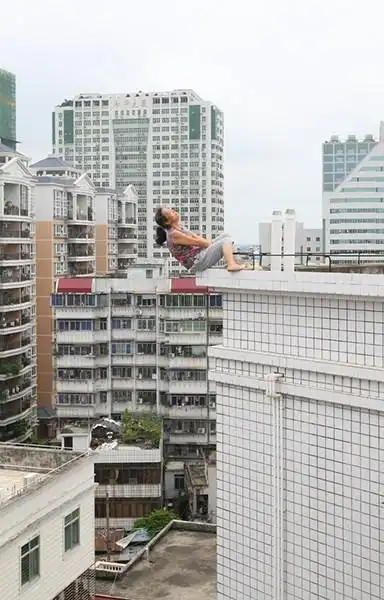 妇女杀害男童后欲轻生 警察合力"拔河"救下(组图)