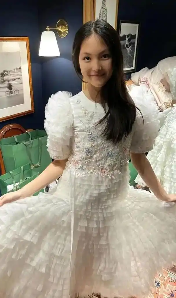 李湘女儿王诗龄成长美照曝光,公主裙下的端庄甜美人心!