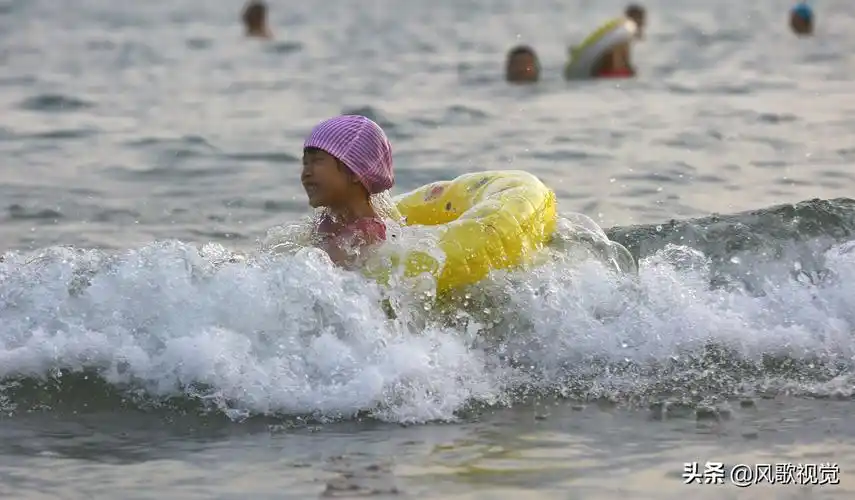 海南三亚海边戏水乐享春光