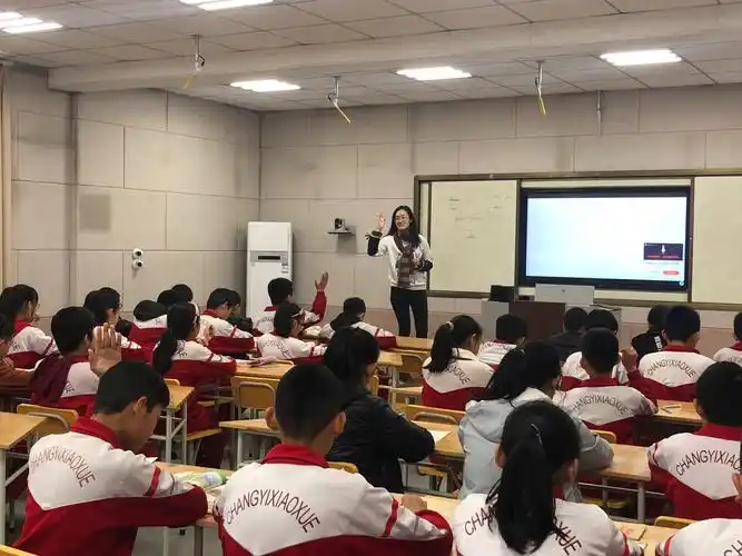 英语教师展身手,三尺讲台竞风流——-昌邑市外国语小学英语组讲课比赛