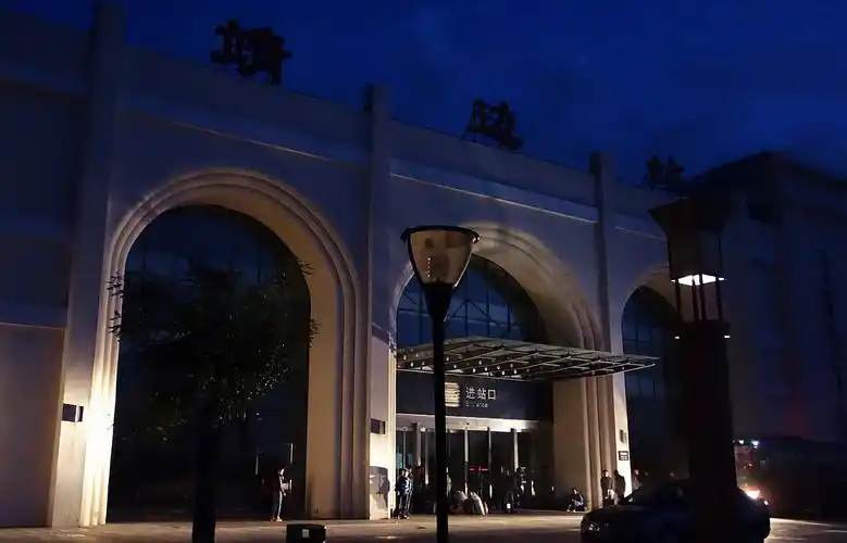 深夜的靖边县火车站