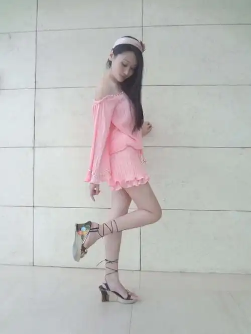 粉红色的小美女爱自拍 爱露美腿的mm