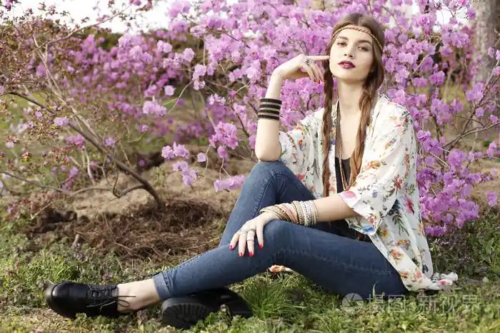 户外高级时尚肖像年轻女性模特摆姿势