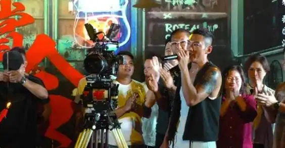 回顾女演员生两娃后拍短视频爆火成为千万粉丝博主年入500万元