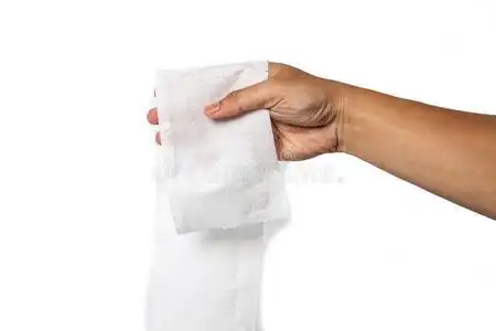 卫生隔离手捧卫生纸.白色隔离照片
