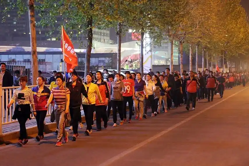 荒诞的悲剧:当一辆出租车冲进了中老年暴走团