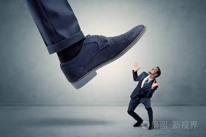 员工获得大鞋被踩在脚下