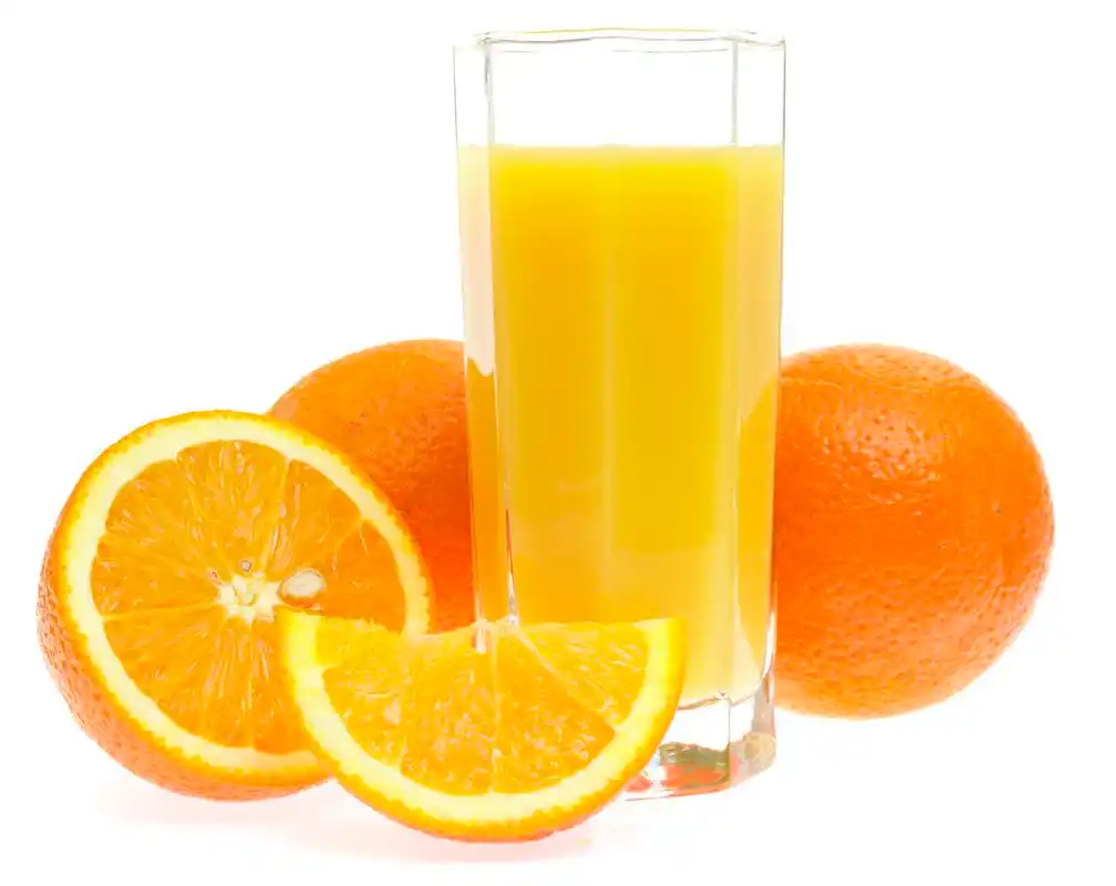 玻璃隔离在白色背景上的柳橙汁