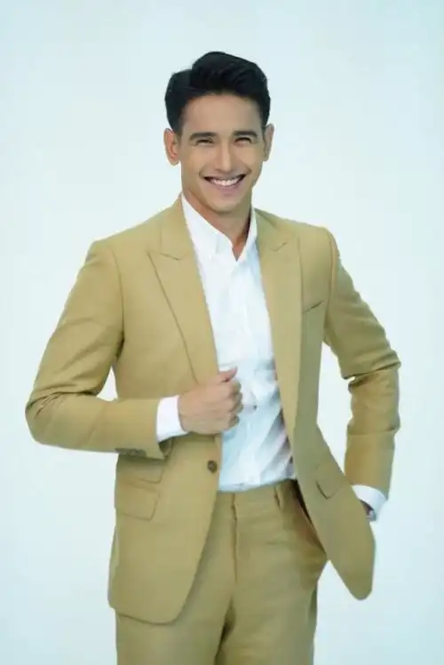 他除了长得高又聪明之外,还被视为泰国家喻户晓的微笑达人男明星.