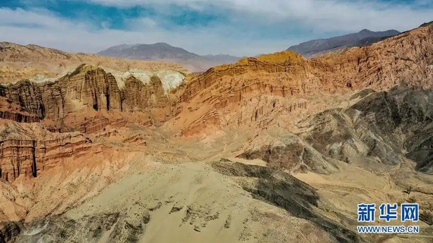 飞阅中国黄河谷地丹霞如虹