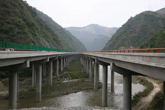 陕西省某双向四车道高速公路路基桥涵施工组织设计