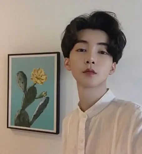 照片中可以看到,男生时的"李由"就给人一种雌雄莫辨的感觉,气质和打扮