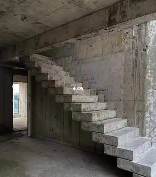 水泥倒置的叠式楼梯