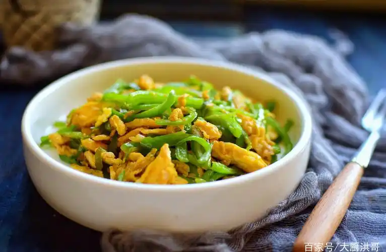 青椒炒鸡蛋:青椒这样炒脆而不软,酒店大厨分享技巧和步骤