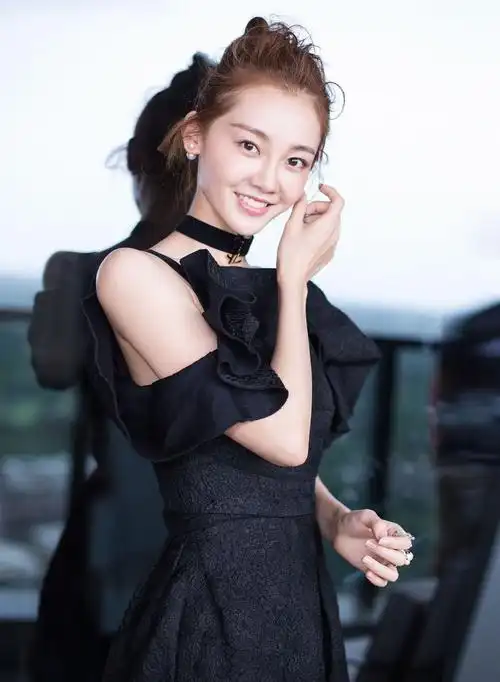 苗苗美艳写真,淡雅娴静,惊艳迷人!